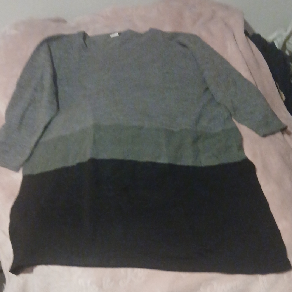 Women's Gray and Black Sweater